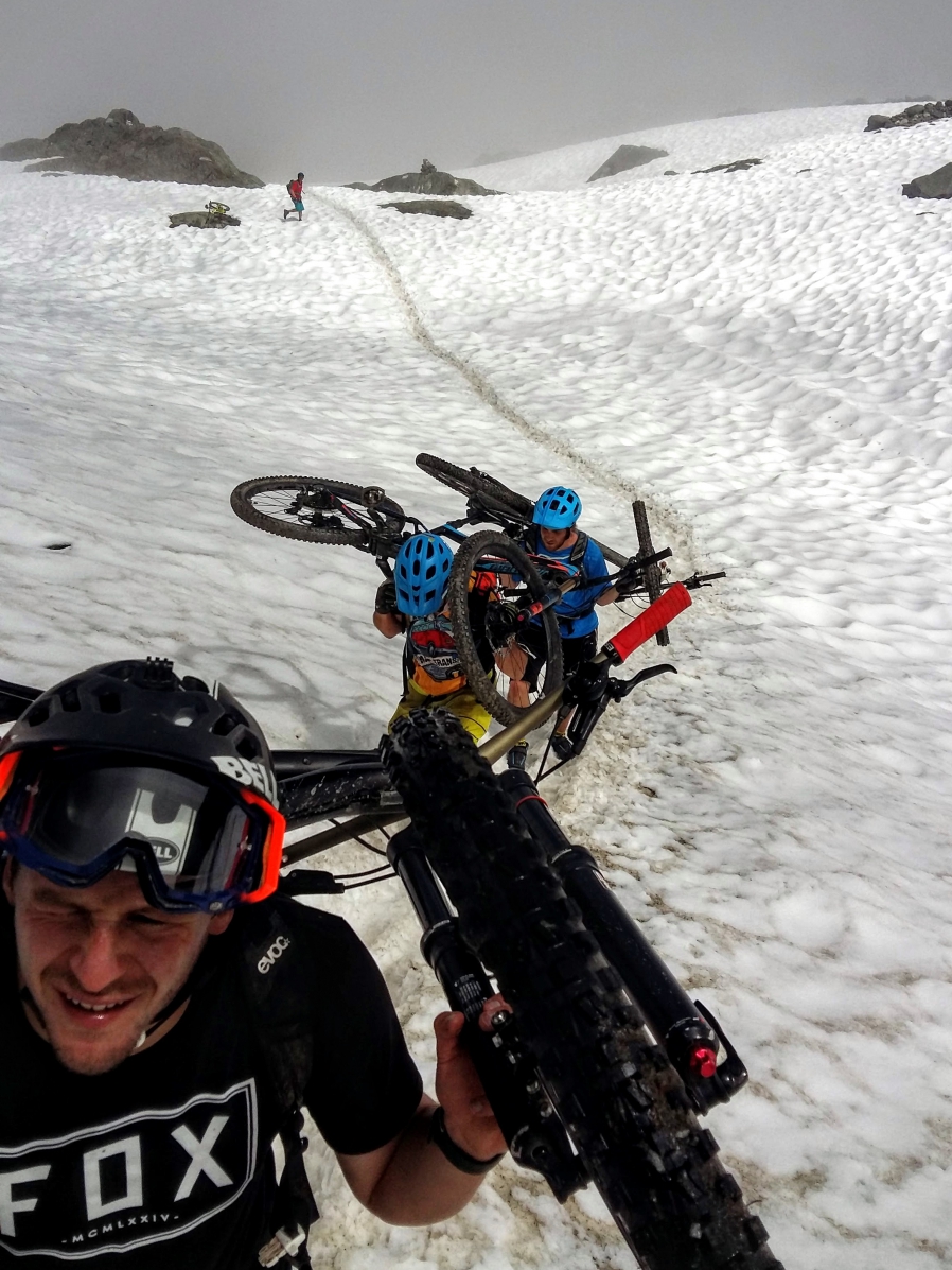 Exploration en petit comité dans la région de Mauvoisin Exploration en petit comité dans la région de Mauvoisin