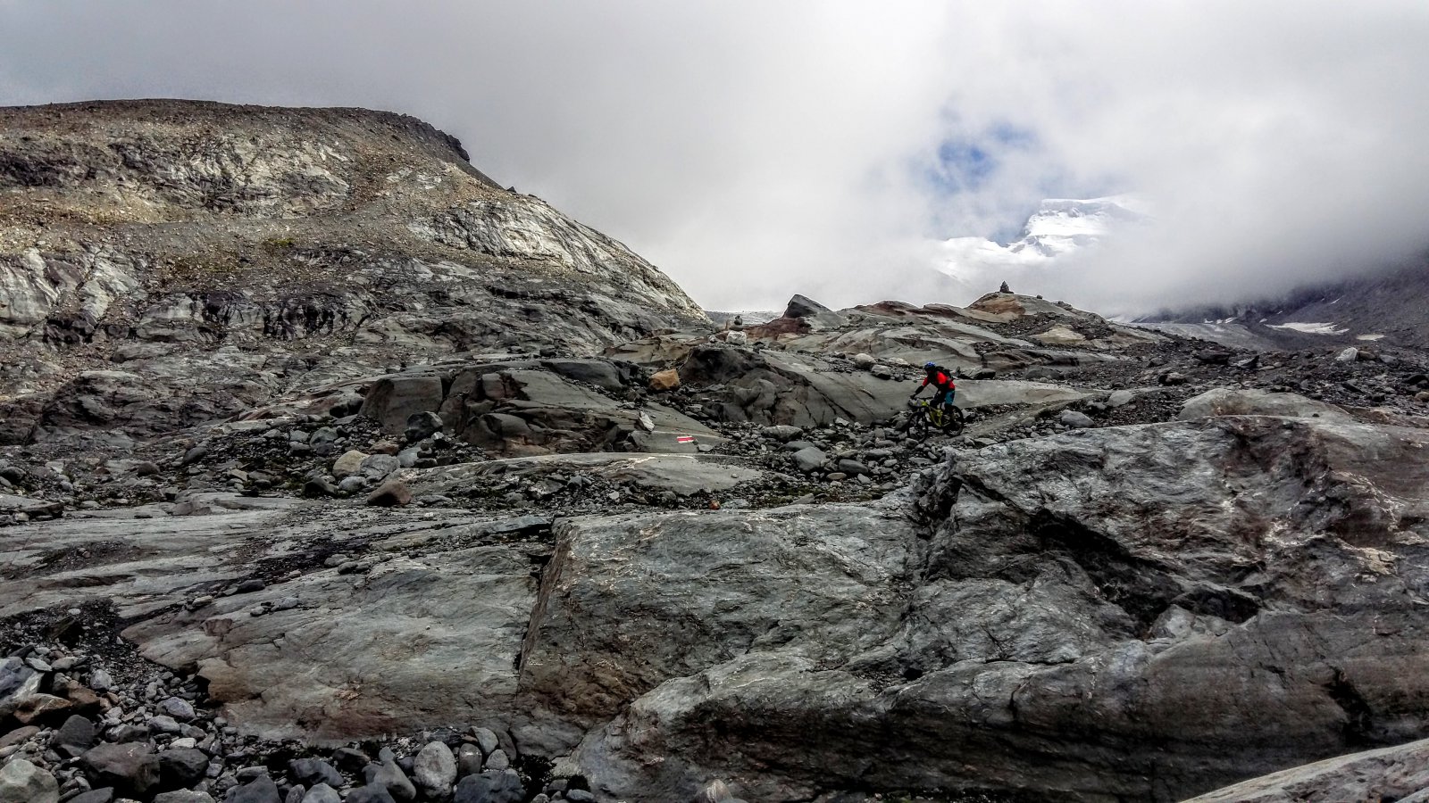 Exploration en petit comité dans la région de Mauvoisin Exploration en petit comité dans la région de Mauvoisin