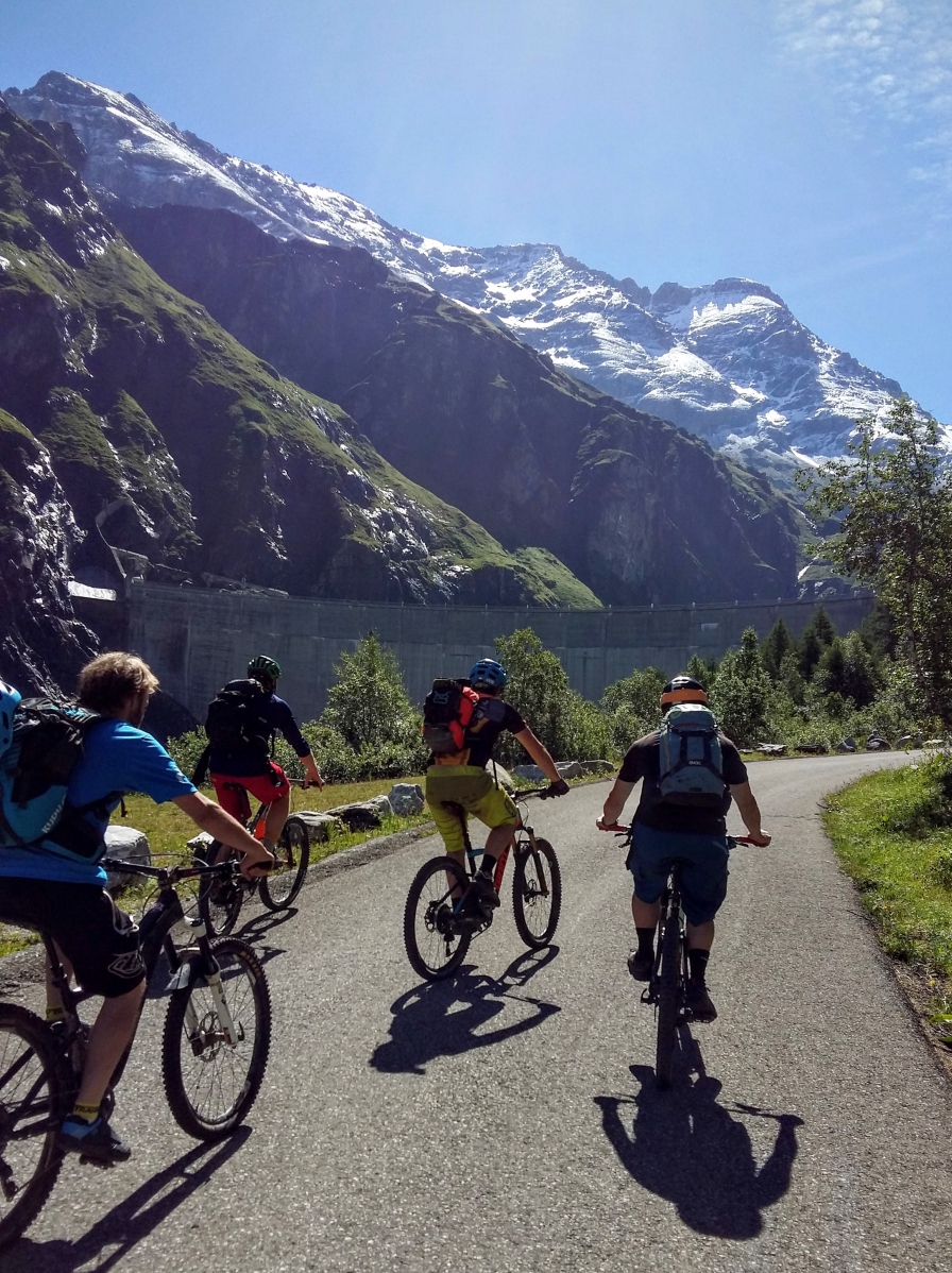 Exploration en petit comité dans la région de Mauvoisin Exploration en petit comité dans la région de Mauvoisin