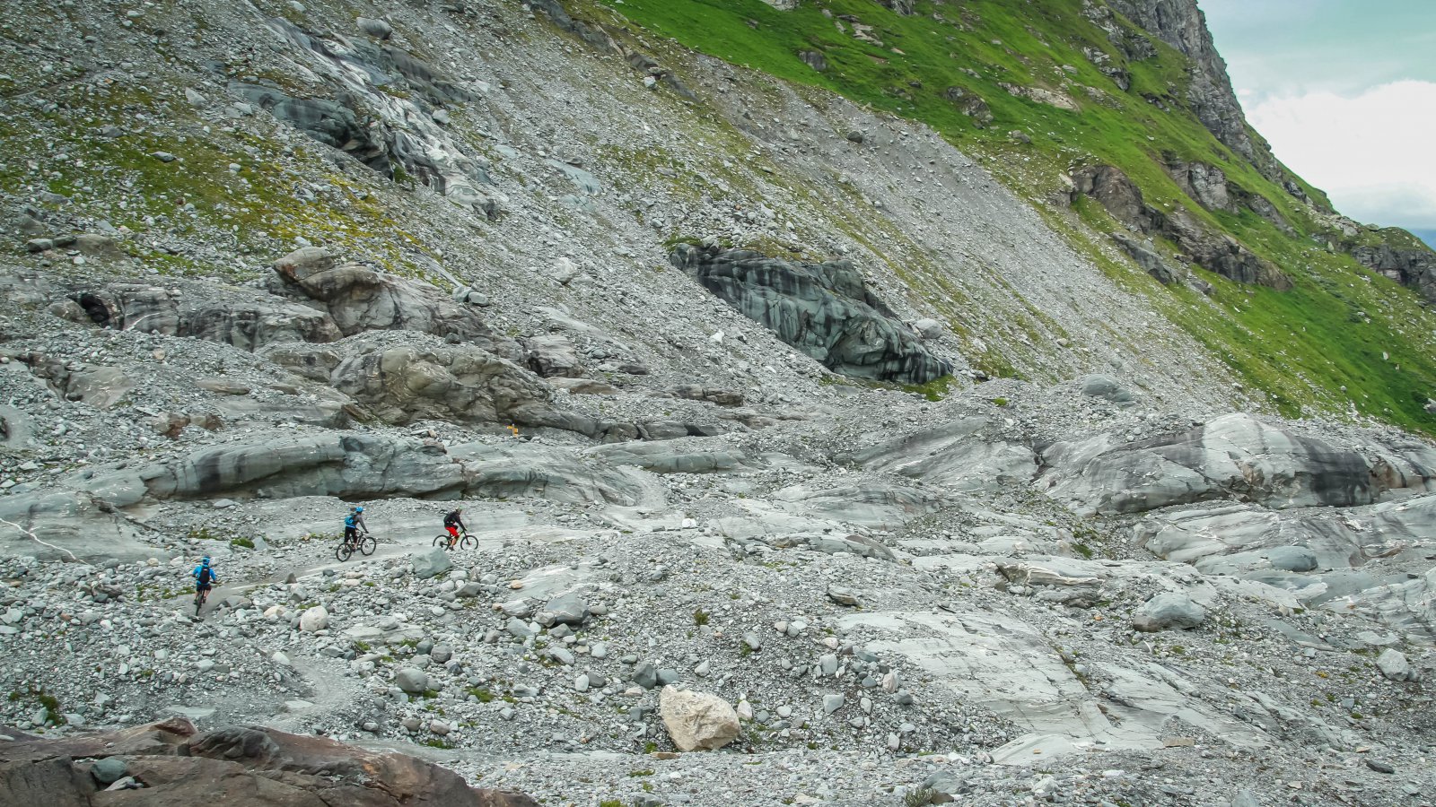Exploration en petit comité dans la région de Mauvoisin Exploration en petit comité dans la région de Mauvoisin