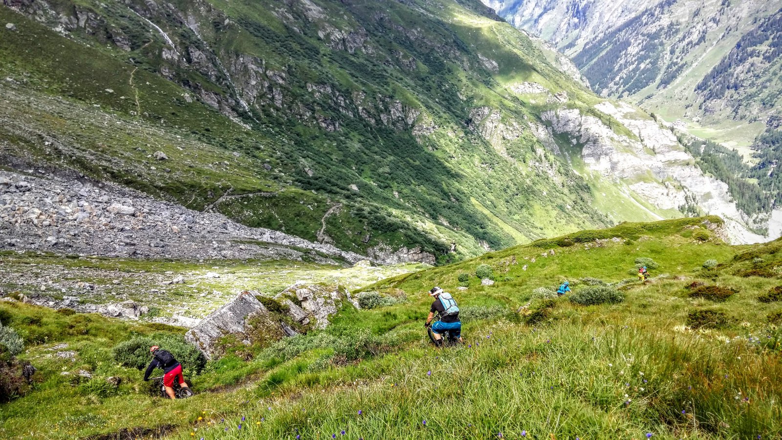 Exploration en petit comité dans la région de Mauvoisin Exploration en petit comité dans la région de Mauvoisin
