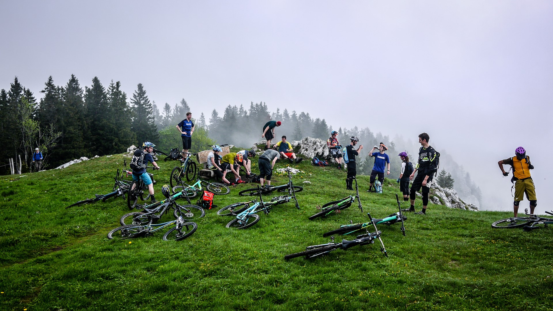 Saucisse Bike Test: journée de test sur les tops bike enduro du moment, avec Alp'Trail, MagicDownhill et Giant, Juin 2016 Saucisse Bike Test: journée de test sur les tops bike enduro du moment, avec Alp'Trail, MagicDownhill et Giant, Juin 2016