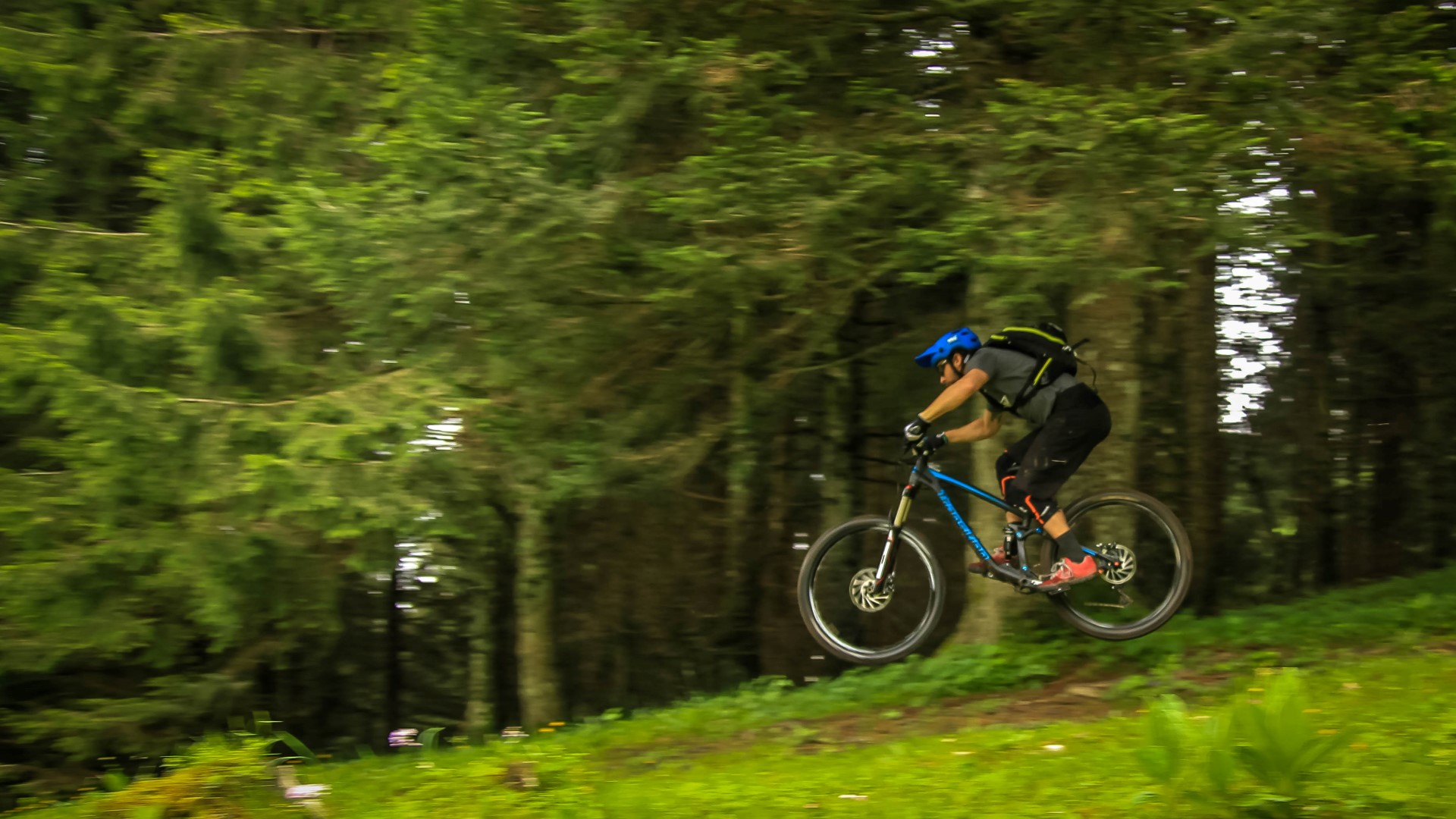 Saucisse Bike Test: journée de test sur les tops bike enduro du moment, avec Alp'Trail, MagicDownhill et Giant, Juin 2016 Saucisse Bike Test: journée de test sur les tops bike enduro du moment, avec Alp'Trail, MagicDownhill et Giant, Juin 2016