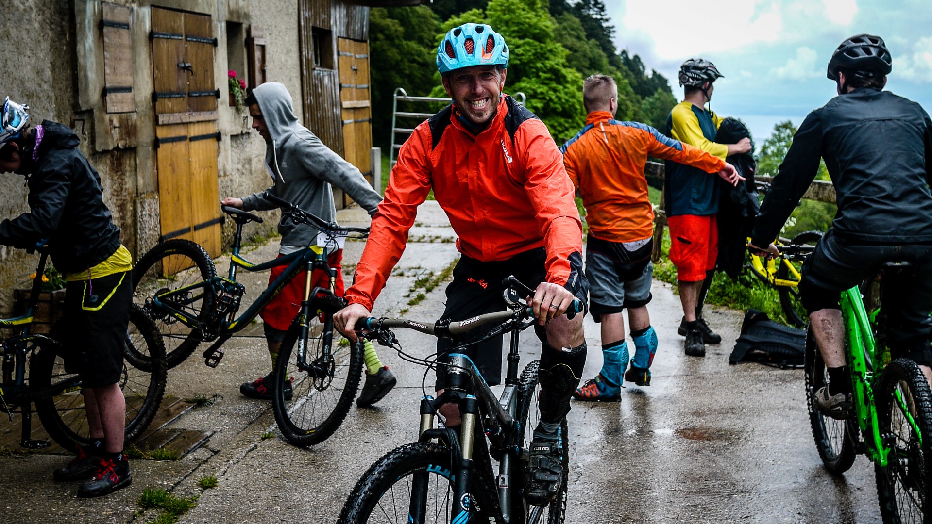 Saucisse Bike Test: journée de test sur les tops bike enduro du moment, avec Alp'Trail, MagicDownhill et Giant, Juin 2016 Saucisse Bike Test: journée de test sur les tops bike enduro du moment, avec Alp'Trail, MagicDownhill et Giant, Juin 2016