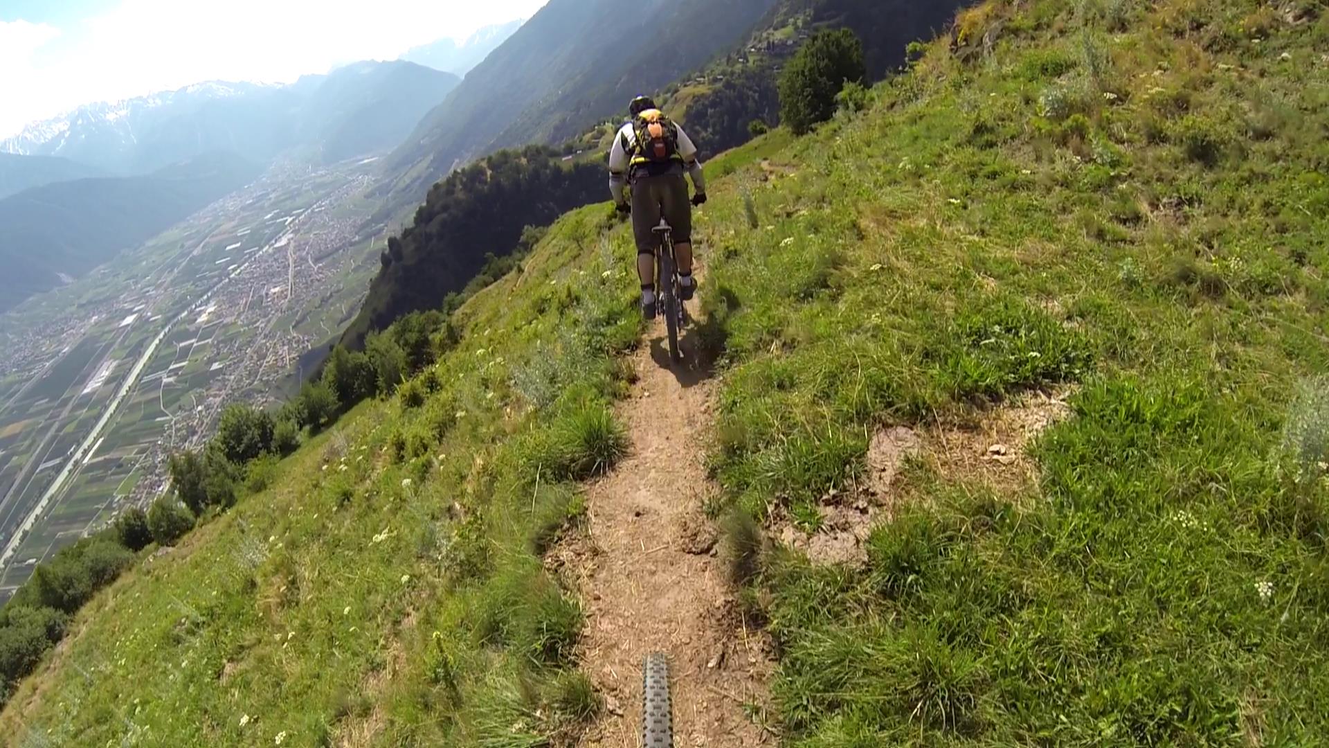 Un bref instant de répit, on peut lever les yeux du guidon et savourer la vue sur la plaine du Rhône Un bref instant de répit, on peut lever les yeux du guidon et savourer la vue sur la plaine du Rhône