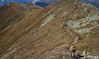 Descente sur singletrack depuis le Mont Brûlé